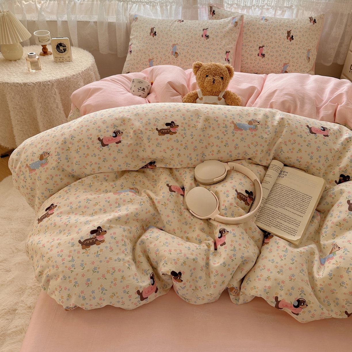 91家纺网 家纺一手货源 找家纺 雅居纺家纺 2025春夏新款全棉纯棉印花四件套 碎花腊肠狗