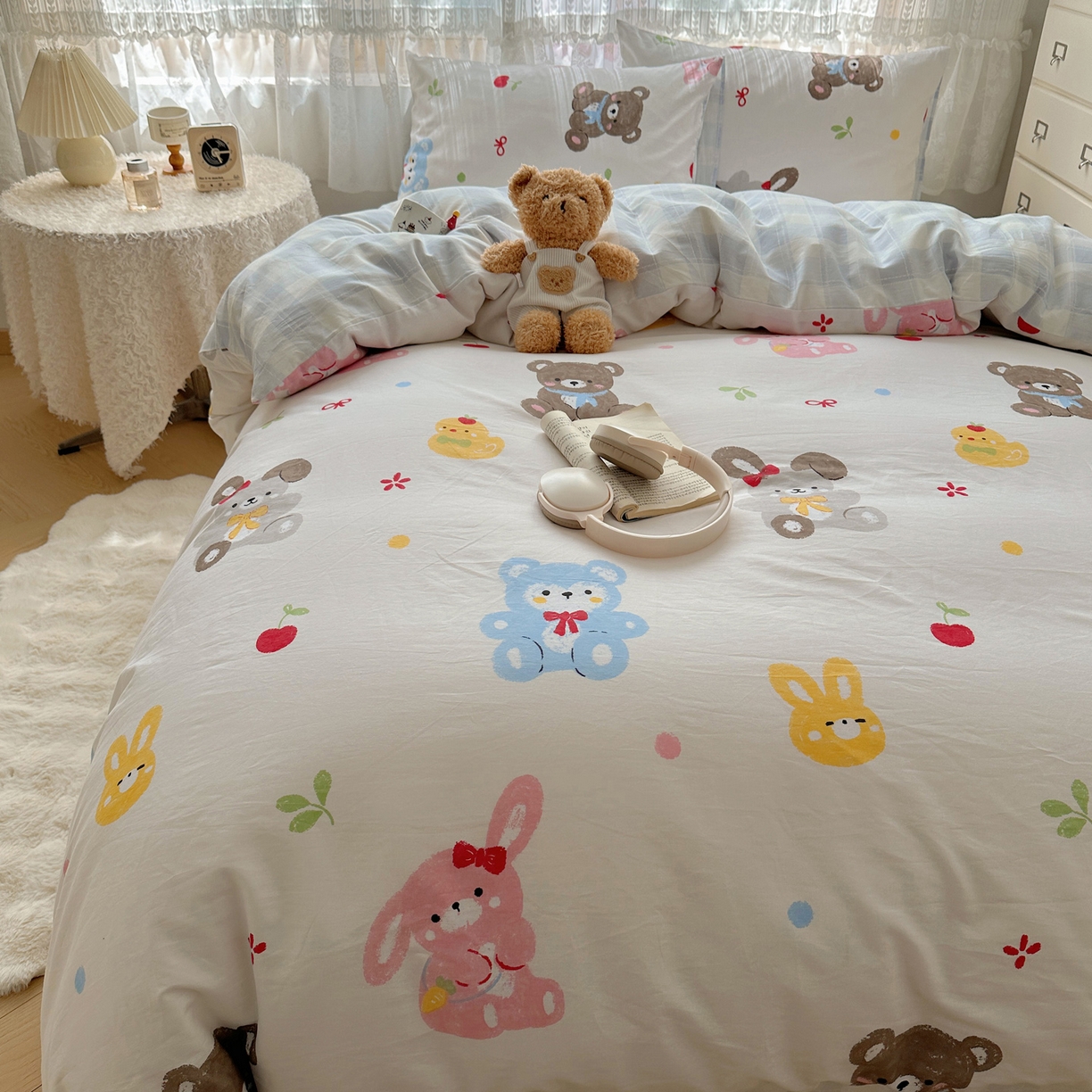 91家纺网 家纺一手货源 找家纺 雅居纺家纺 2025春夏新款全棉纯棉印花四件套 兔兔跟熊