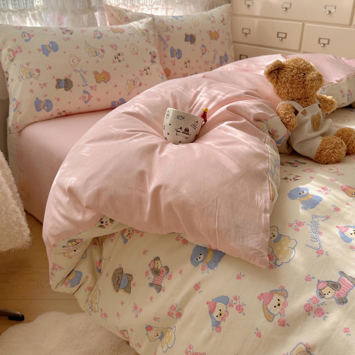 91家纺网 家纺一手货源 找家纺 雅居纺家纺 2025春夏新款全棉纯棉印花四件套 小狗派对