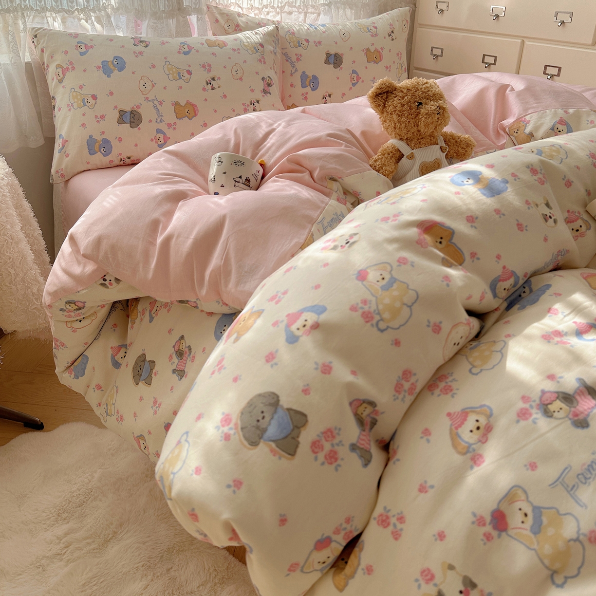 91家纺网 家纺一手货源 找家纺 雅居纺家纺 2025春夏新款全棉纯棉印花四件套 小狗派对