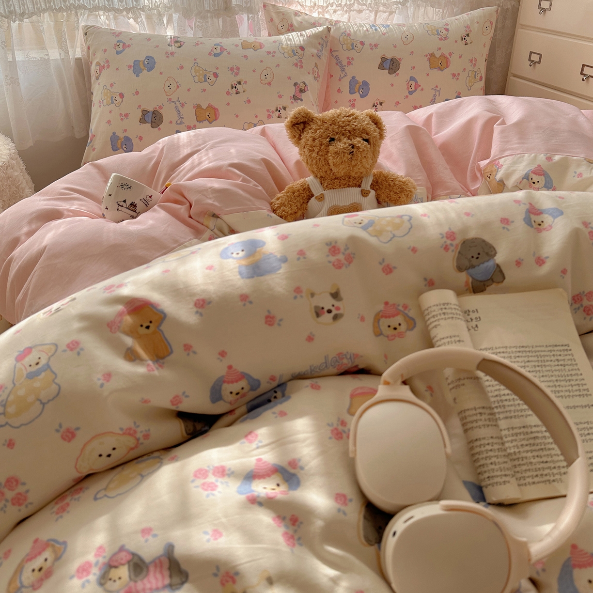 91家纺网 家纺一手货源 找家纺 雅居纺家纺 2025春夏新款全棉纯棉印花四件套 小狗派对