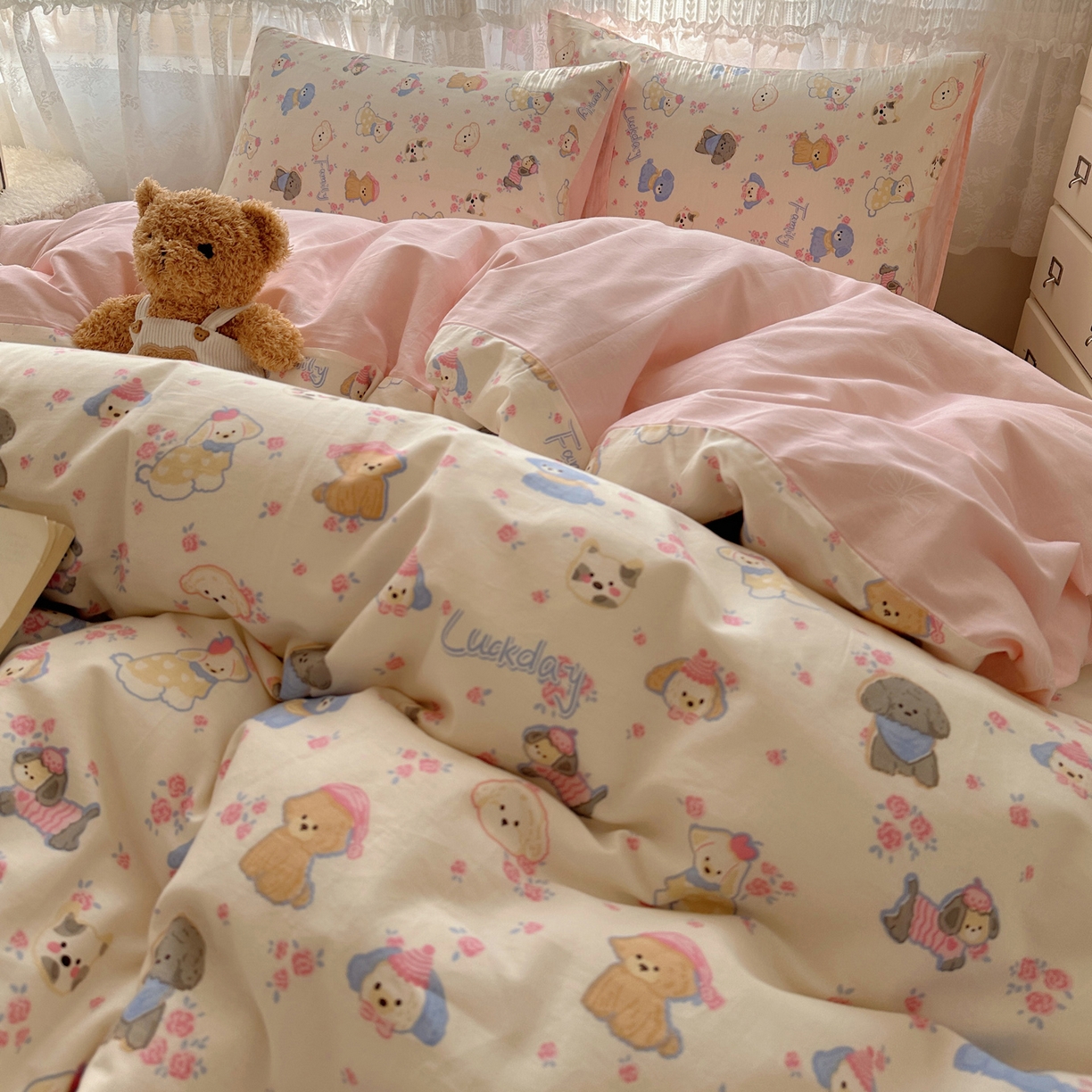 91家纺网 家纺一手货源 找家纺 雅居纺家纺 2025春夏新款全棉纯棉印花四件套 小狗派对