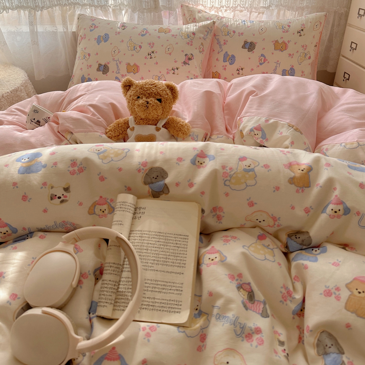 91家纺网 家纺一手货源 找家纺 雅居纺家纺 2025春夏新款全棉纯棉印花四件套 小狗派对