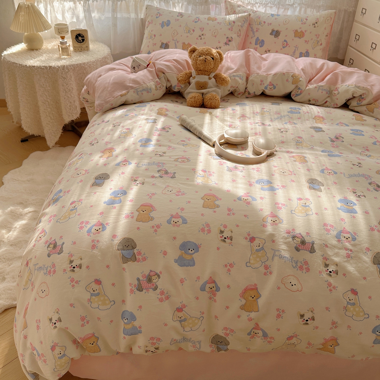 91家纺网 家纺一手货源 找家纺 雅居纺家纺 2025春夏新款全棉纯棉印花四件套 小狗派对