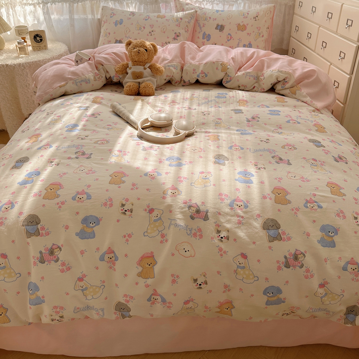 91家纺网 家纺一手货源 找家纺 雅居纺家纺 2025春夏新款全棉纯棉印花四件套 小狗派对