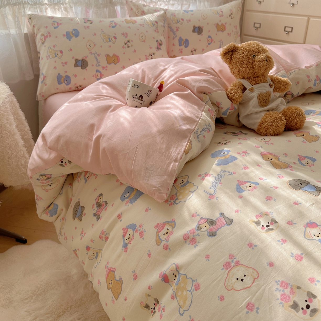 91家纺网 家纺一手货源 找家纺 雅居纺家纺 2025春夏新款全棉纯棉印花四件套 小狗派对