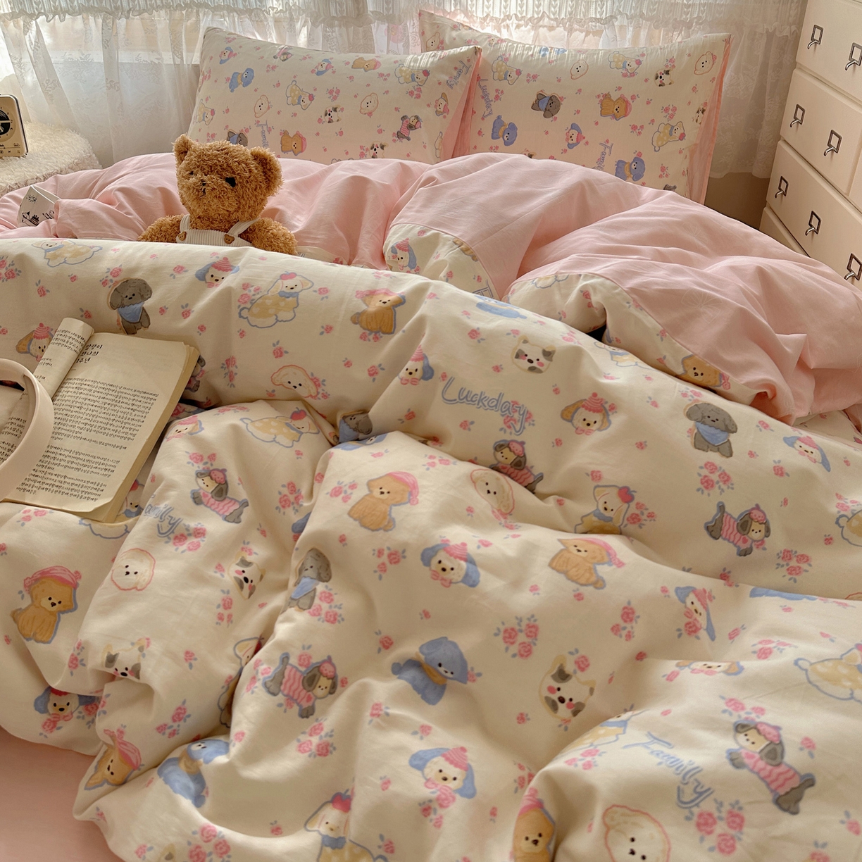 91家纺网 家纺一手货源 找家纺 雅居纺家纺 2025春夏新款全棉纯棉印花四件套 小狗派对