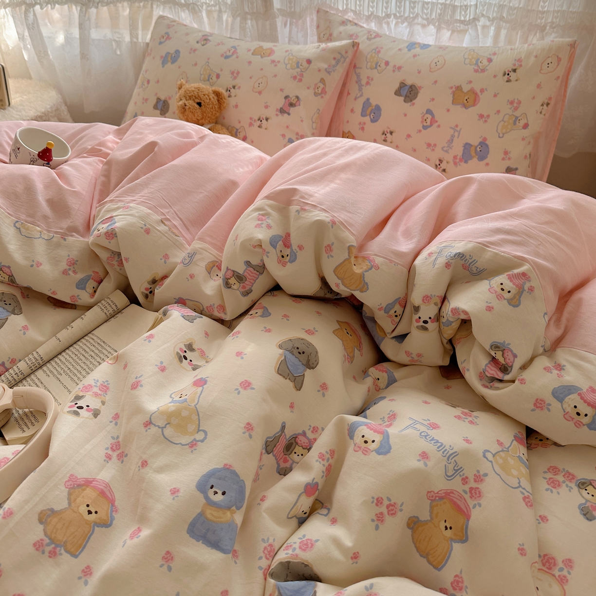 91家纺网 家纺一手货源 找家纺 雅居纺家纺 2025春夏新款全棉纯棉印花四件套 小狗派对