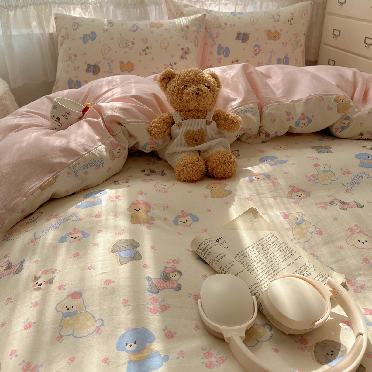 91家纺网 家纺一手货源 找家纺 雅居纺家纺 2025春夏新款全棉纯棉印花四件套 小狗派对