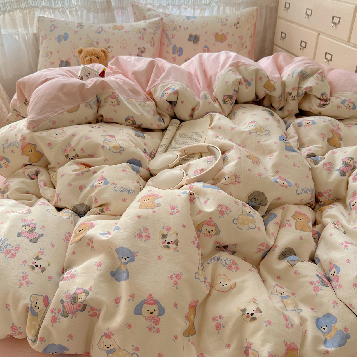 91家纺网 家纺一手货源 找家纺 雅居纺家纺 2025春夏新款全棉纯棉印花四件套 小狗派对