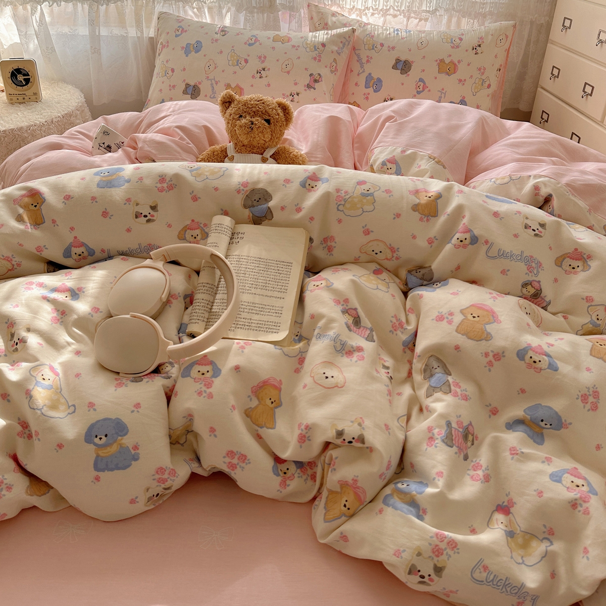 91家纺网 家纺一手货源 找家纺 雅居纺家纺 2025春夏新款全棉纯棉印花四件套 小狗派对