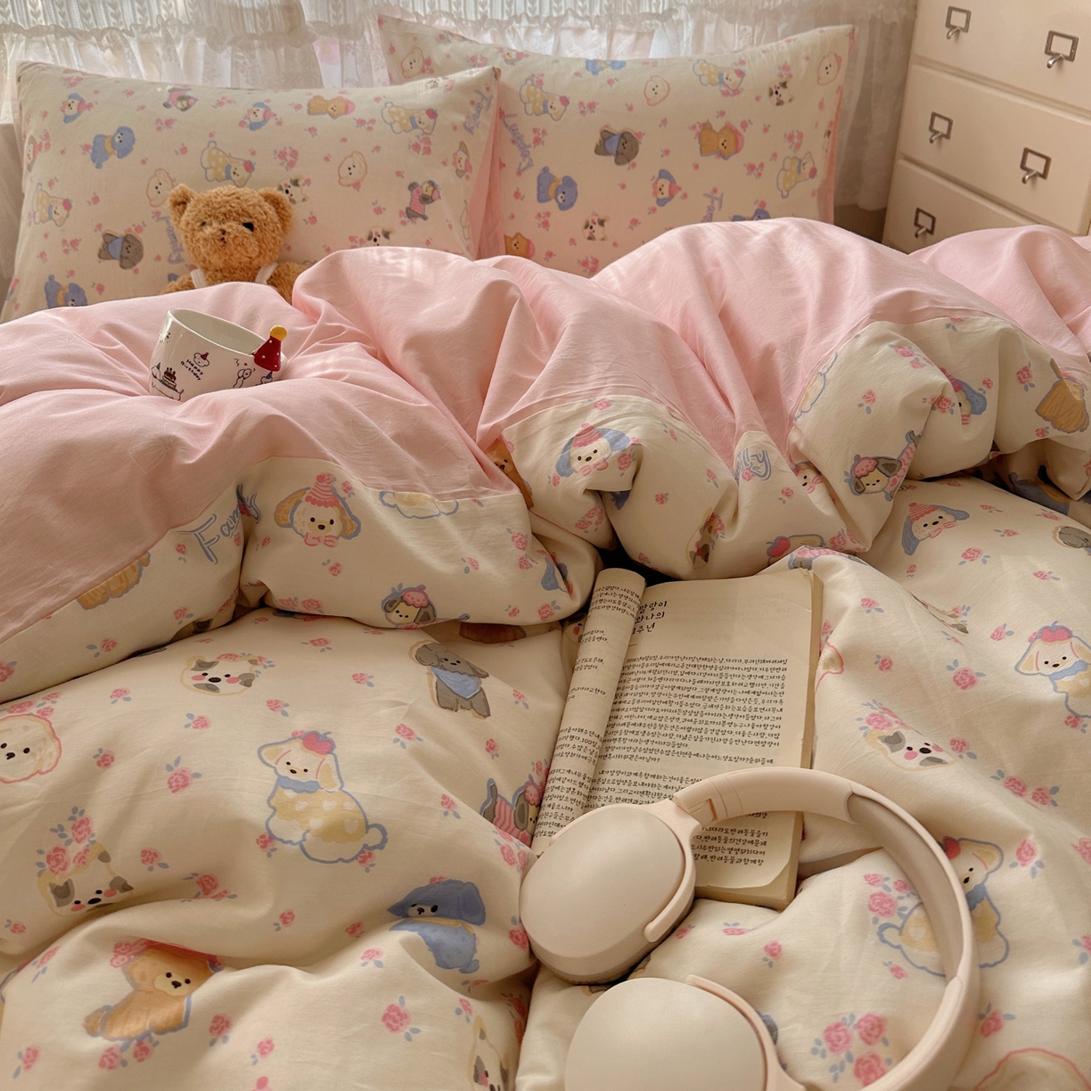 91家纺网 家纺一手货源 找家纺 雅居纺家纺 2025春夏新款全棉纯棉印花四件套 小狗派对