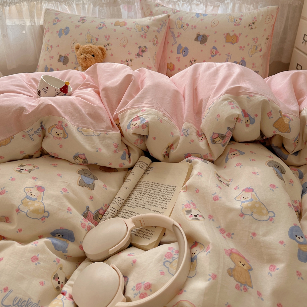 91家纺网 家纺一手货源 找家纺 雅居纺家纺 2025春夏新款全棉纯棉印花四件套 小狗派对