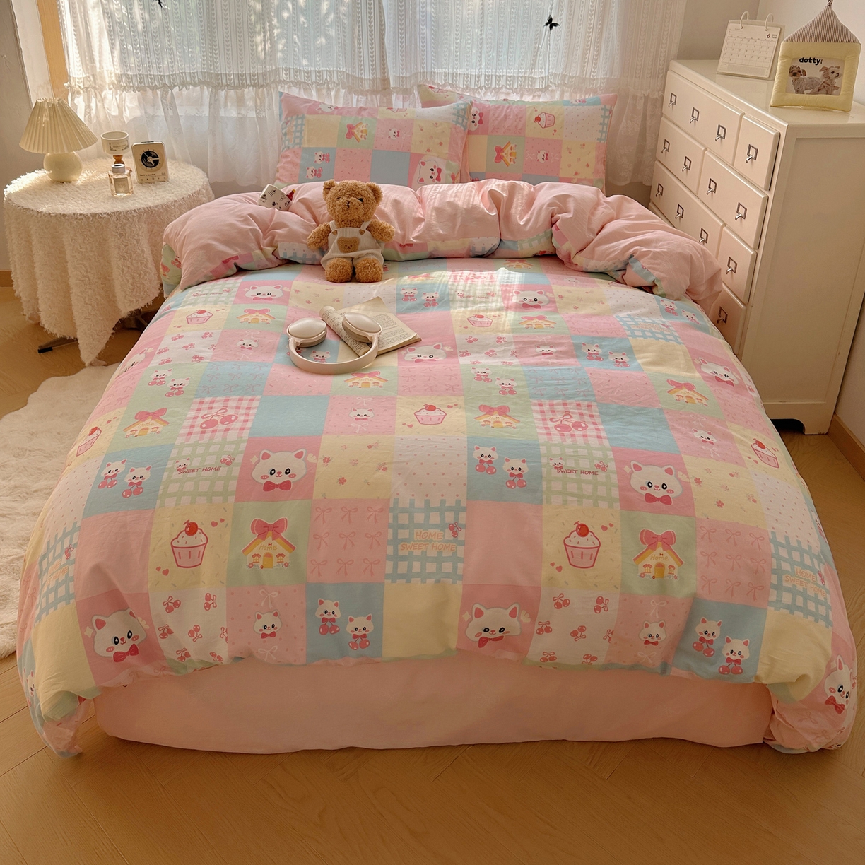 91家纺网 家纺一手货源 找家纺 雅居纺家纺 2025春夏新款全棉纯棉印花四件套 樱桃猫咪