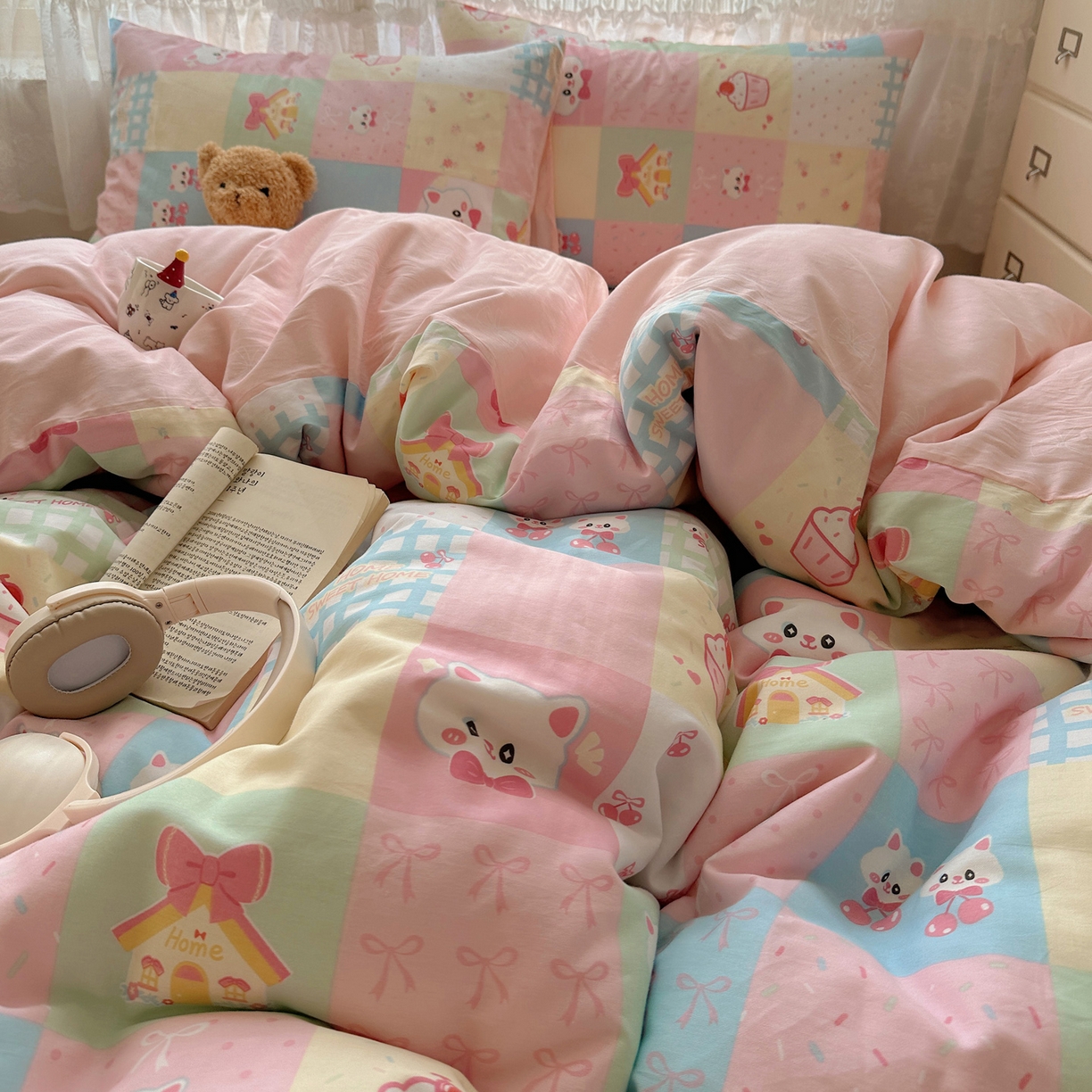 91家纺网 家纺一手货源 找家纺 雅居纺家纺 2025春夏新款全棉纯棉印花四件套 樱桃猫咪