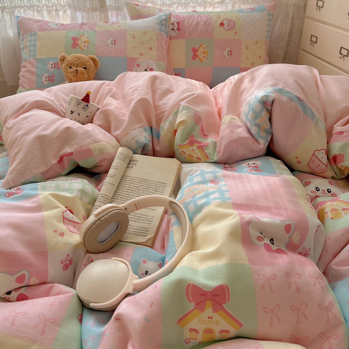 91家纺网 家纺一手货源 找家纺 雅居纺家纺 2025春夏新款全棉纯棉印花四件套 樱桃猫咪