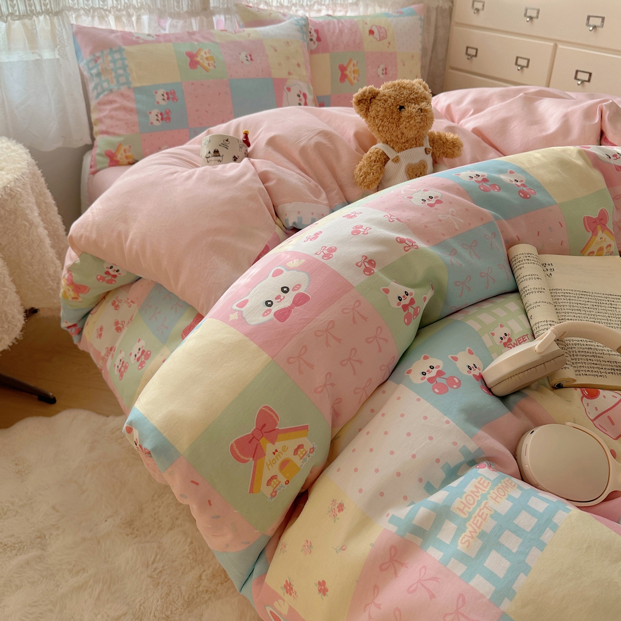 91家纺网 家纺一手货源 找家纺 雅居纺家纺 2025春夏新款全棉纯棉印花四件套 樱桃猫咪