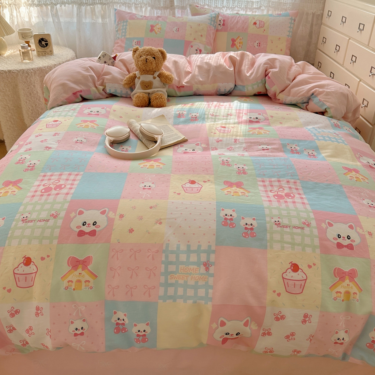 91家纺网 家纺一手货源 找家纺 雅居纺家纺 2025春夏新款全棉纯棉印花四件套 樱桃猫咪