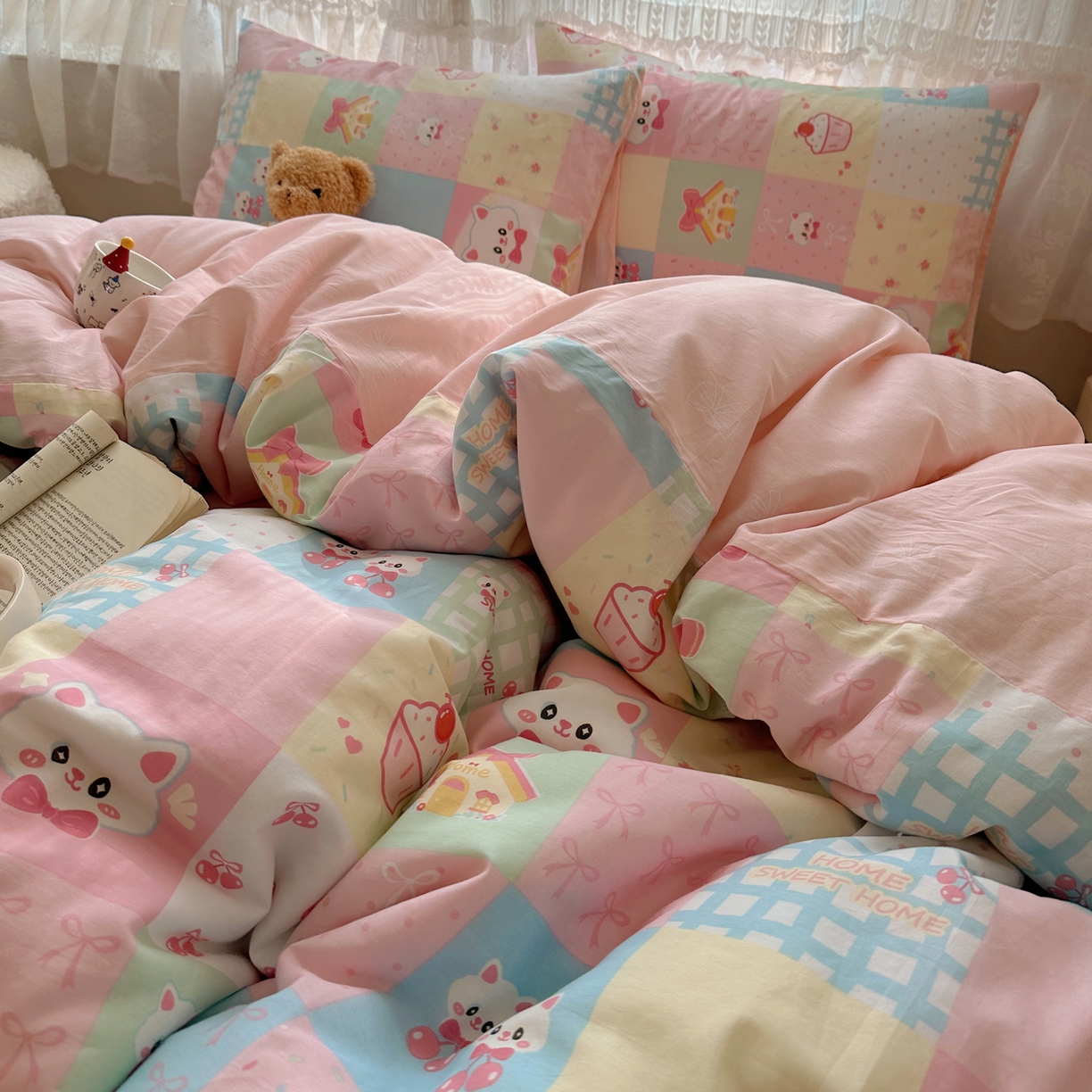 91家纺网 家纺一手货源 找家纺 雅居纺家纺 2025春夏新款全棉纯棉印花四件套 樱桃猫咪