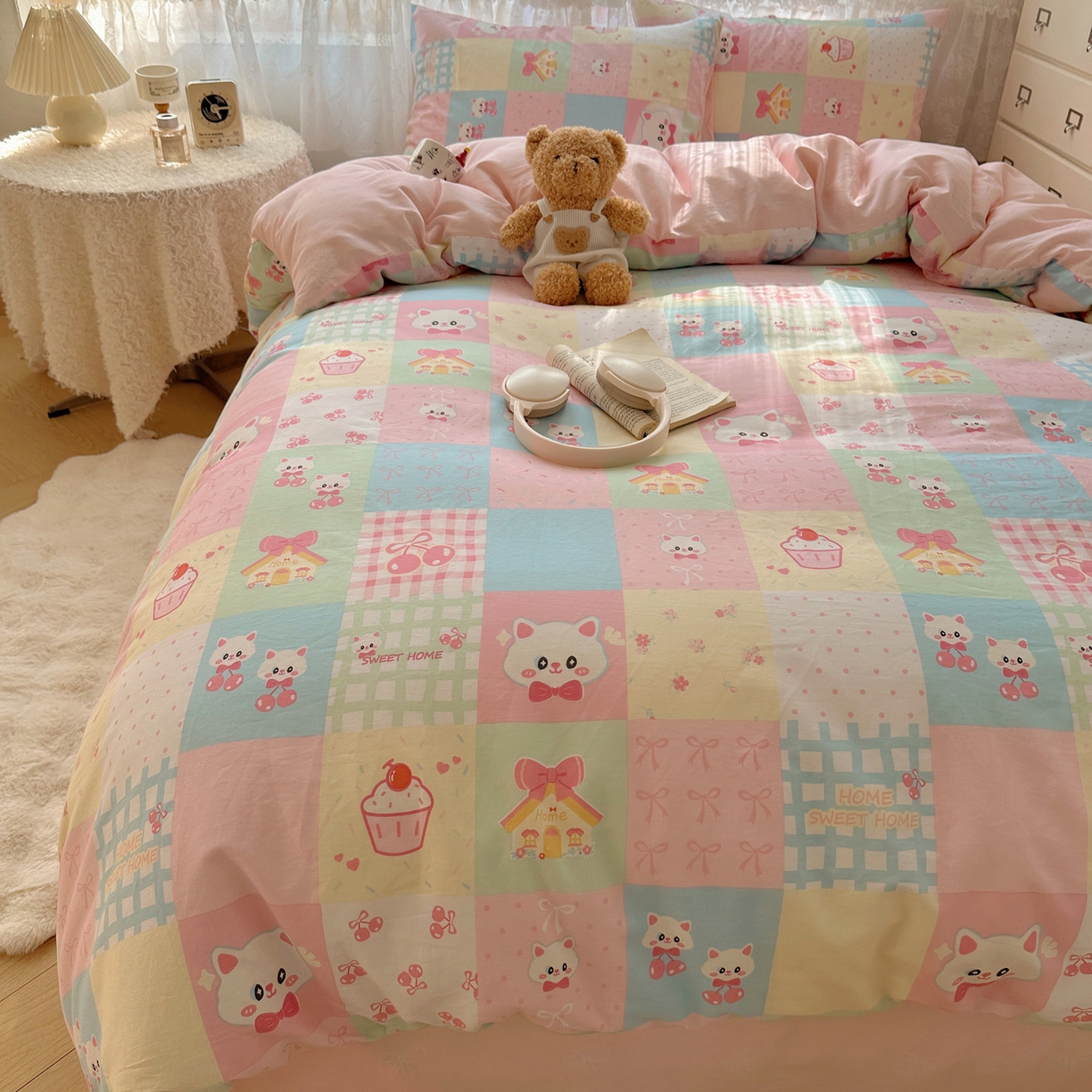 91家纺网 家纺一手货源 找家纺 雅居纺家纺 2025春夏新款全棉纯棉印花四件套 樱桃猫咪