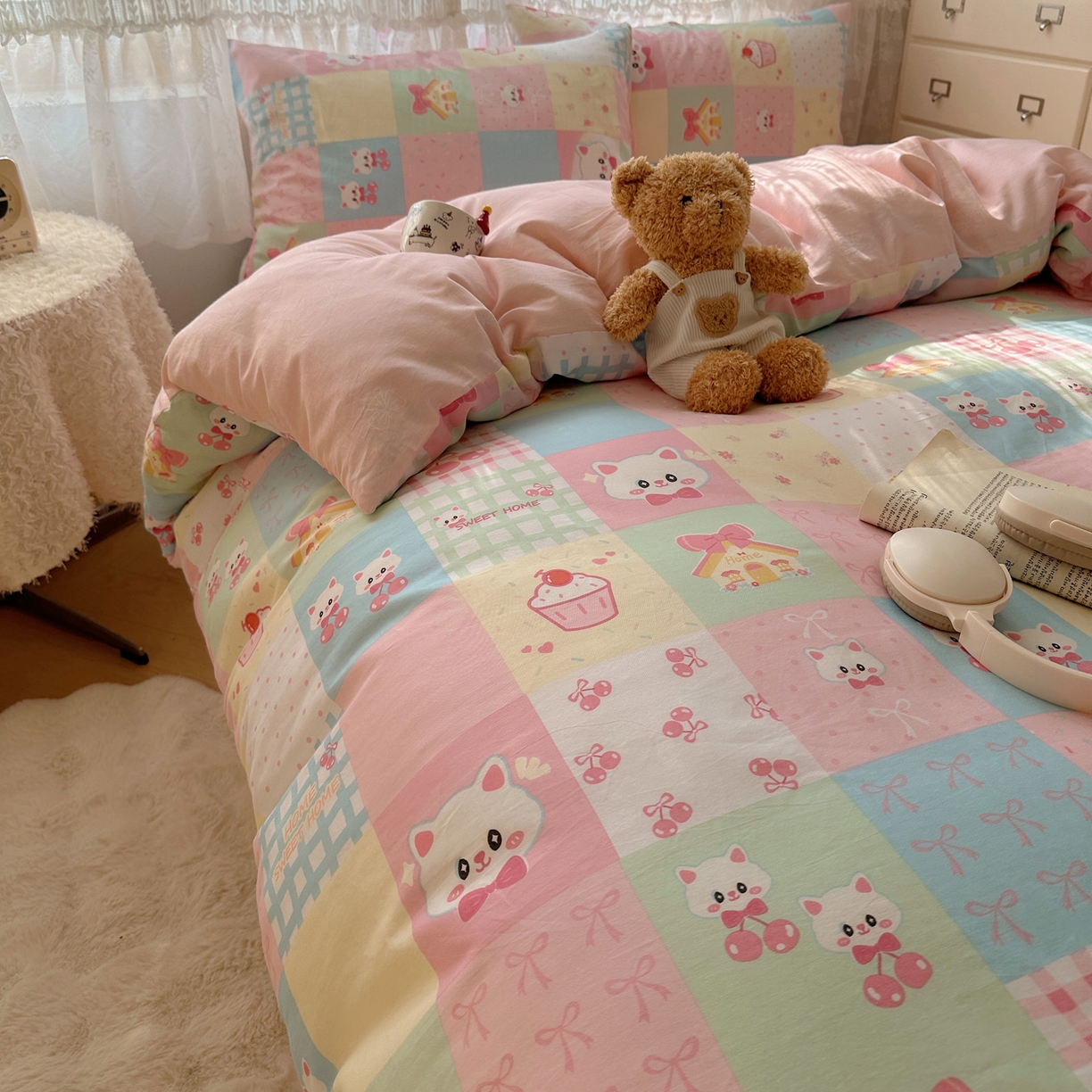 91家纺网 家纺一手货源 找家纺 雅居纺家纺 2025春夏新款全棉纯棉印花四件套 樱桃猫咪