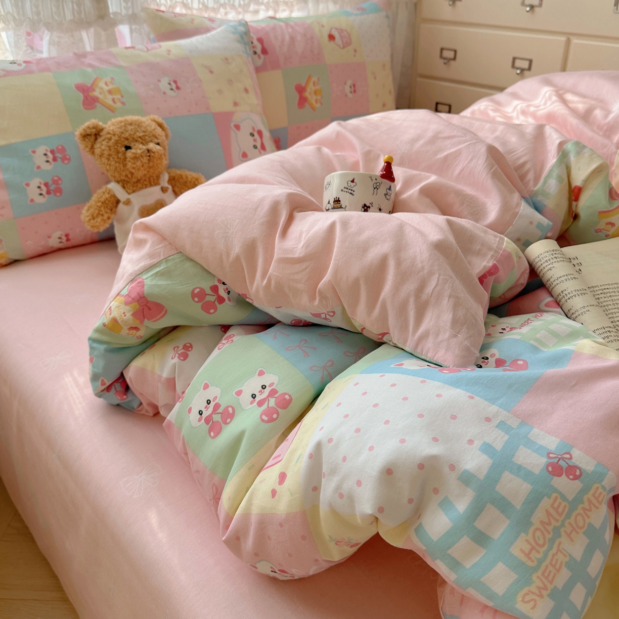 91家纺网 家纺一手货源 找家纺 雅居纺家纺 2025春夏新款全棉纯棉印花四件套 樱桃猫咪