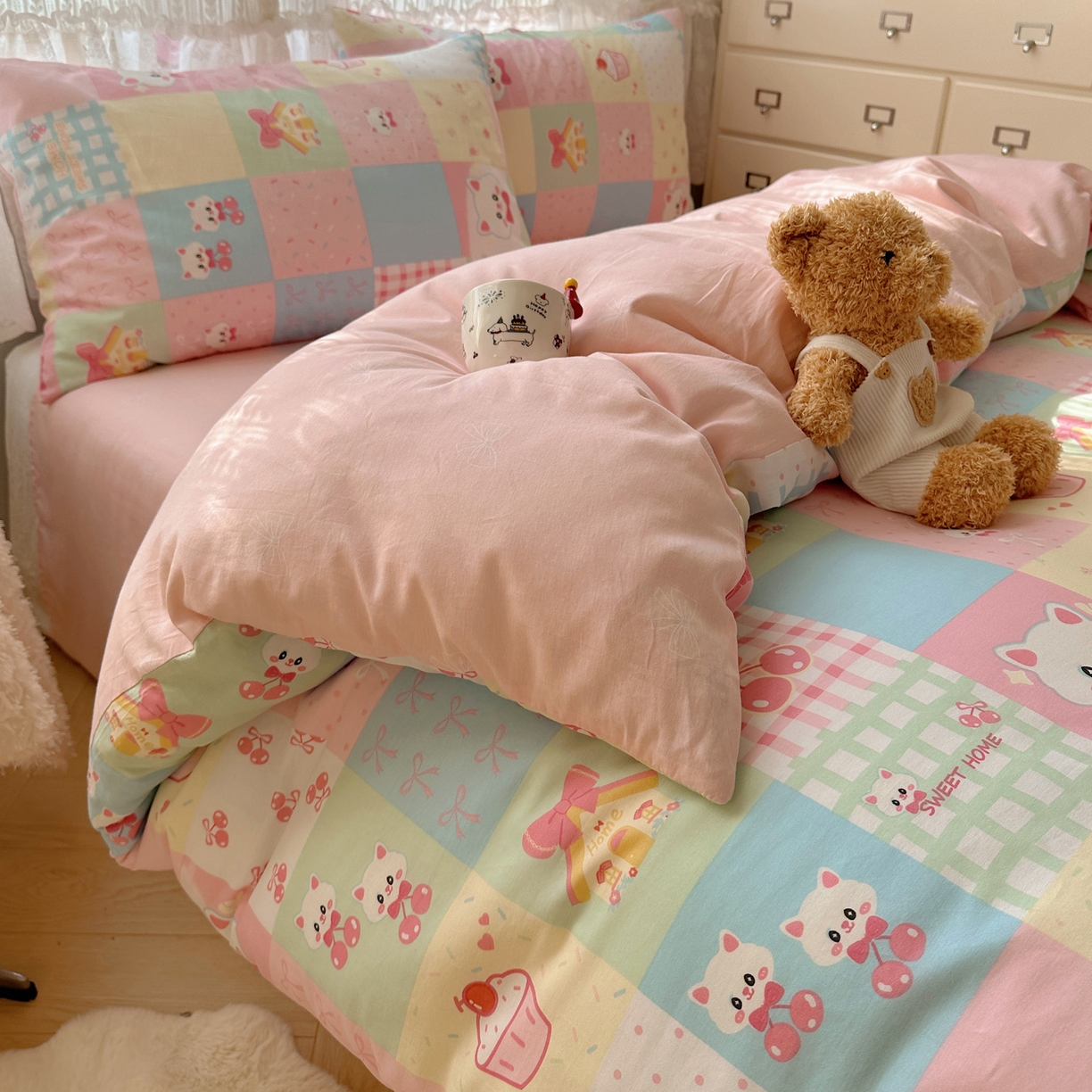 91家纺网 家纺一手货源 找家纺 雅居纺家纺 2025春夏新款全棉纯棉印花四件套 樱桃猫咪