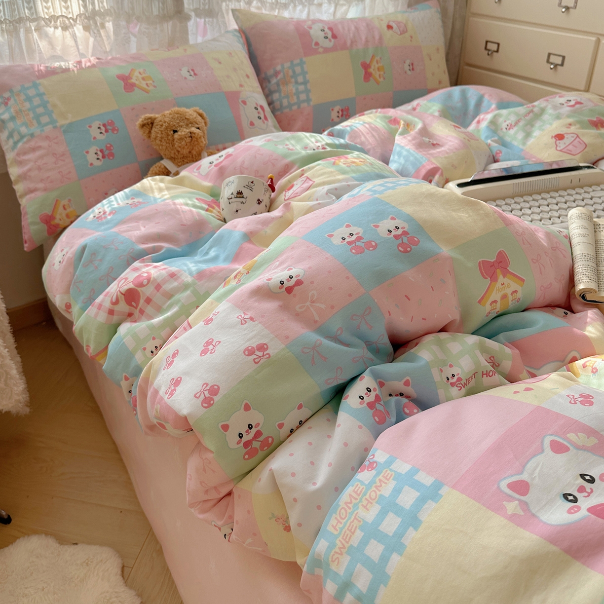 91家纺网 家纺一手货源 找家纺 雅居纺家纺 2025春夏新款全棉纯棉印花四件套 樱桃猫咪