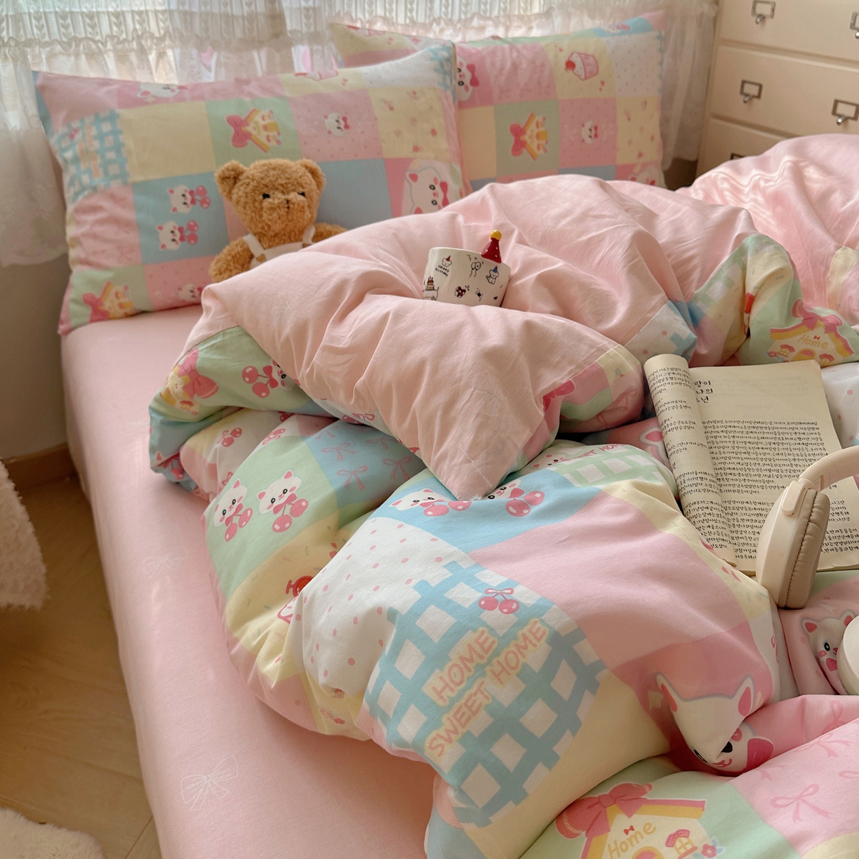 91家纺网 家纺一手货源 找家纺 雅居纺家纺 2025春夏新款全棉纯棉印花四件套 樱桃猫咪