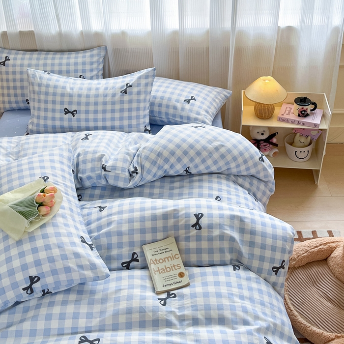 91家纺网 家纺一手货源 找家纺 雅居纺家纺 2025春夏新款全棉纯棉印花四件套 蓝格子蝴蝶结