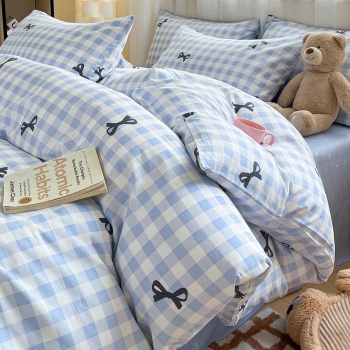 91家纺网 家纺一手货源 找家纺 雅居纺家纺 2025春夏新款全棉纯棉印花四件套 蓝格子蝴蝶结
