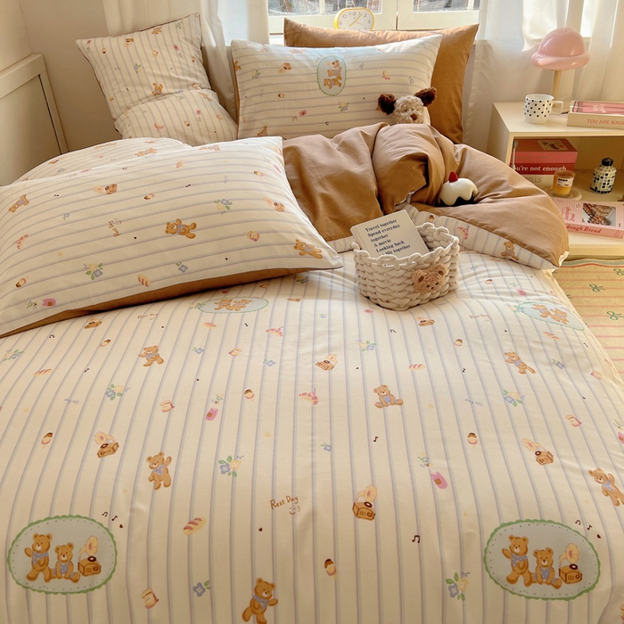 91家纺网 家纺一手货源 找家纺 雅居纺家纺 2025春夏新款全棉纯棉印花四件套 小熊假日