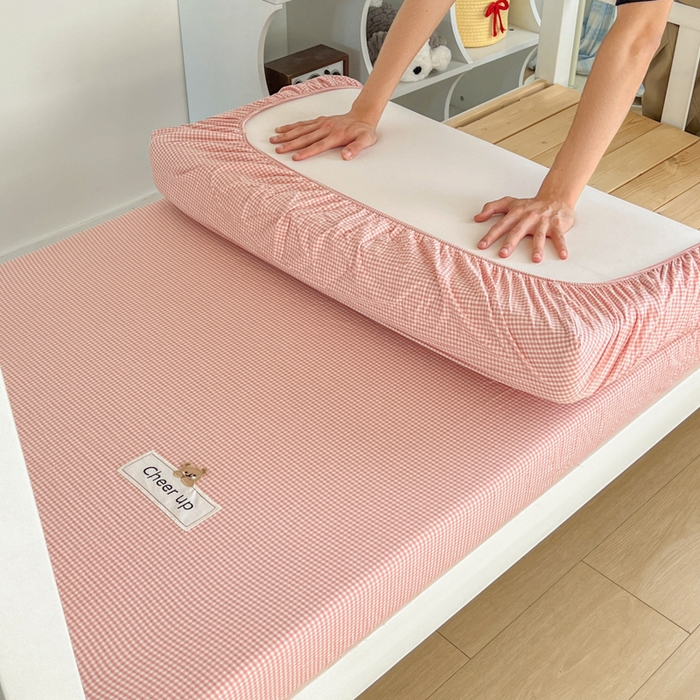 91家纺网 家纺一手货源 找家纺 佳笠家居 2025新款kimi熊系列A类宿舍全棉纯棉色织水洗棉学生三件套 粉红小格