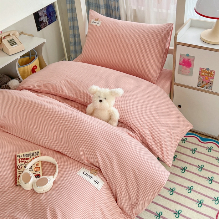 91家纺网 家纺一手货源 找家纺 佳笠家居 2025新款kimi熊系列A类宿舍全棉纯棉色织水洗棉学生三件套 粉红小格