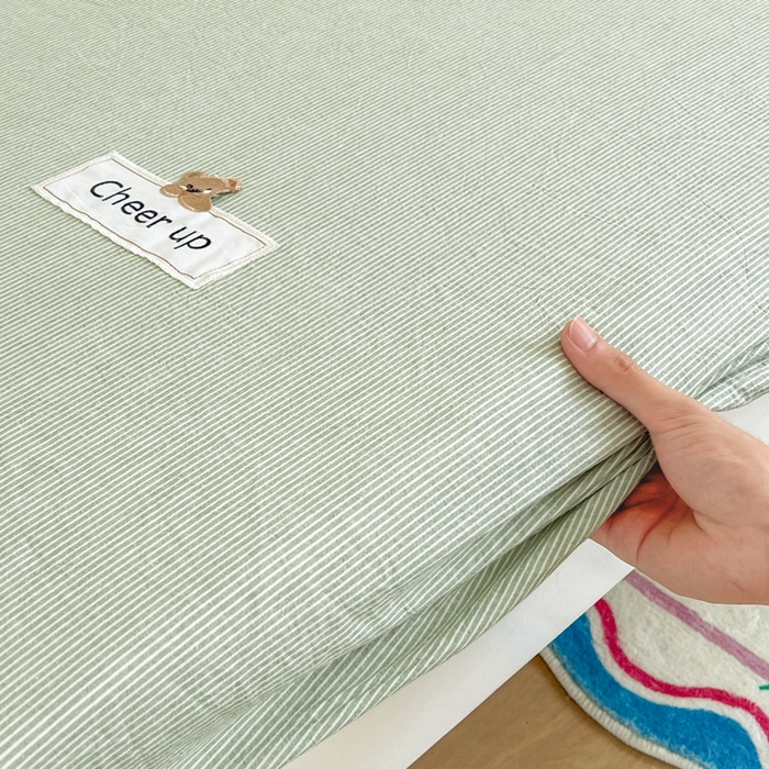 91家纺网 家纺一手货源 找家纺 佳笠家居 2025新款kimi熊系列A类宿舍全棉纯棉色织水洗棉学生三件套 果绿小条