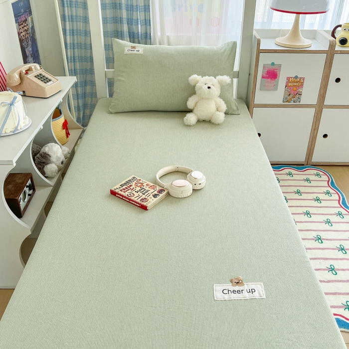 91家纺网 家纺一手货源 找家纺 佳笠家居 2025新款kimi熊系列A类宿舍全棉纯棉色织水洗棉学生三件套 果绿小条