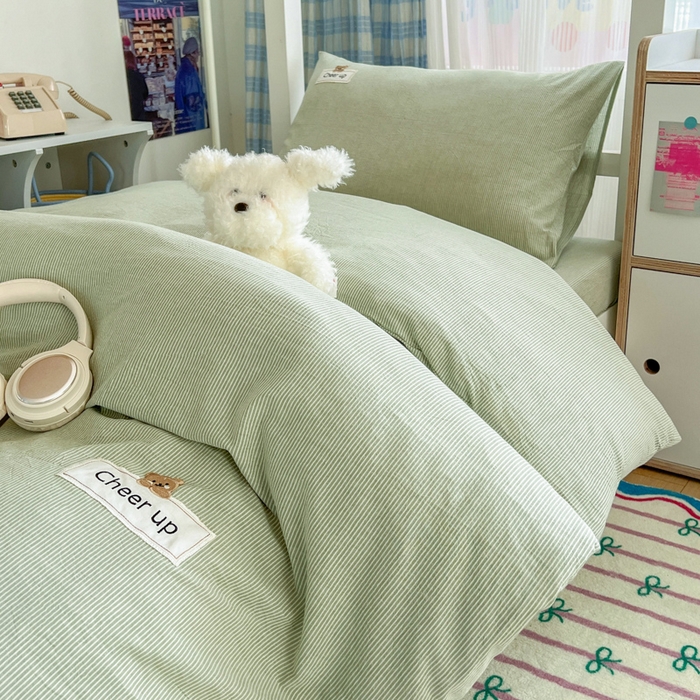 91家纺网 家纺一手货源 找家纺 佳笠家居 2025新款kimi熊系列A类宿舍全棉纯棉色织水洗棉学生三件套 果绿小条