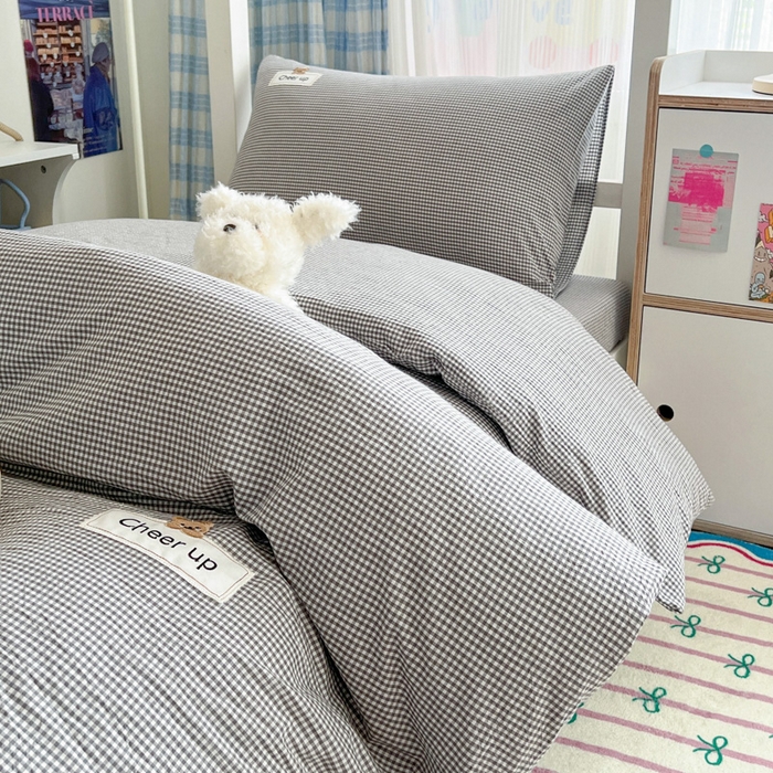 91家纺网 家纺一手货源 找家纺 佳笠家居 2025新款kimi熊系列A类宿舍全棉纯棉色织水洗棉学生三件套 灰小格