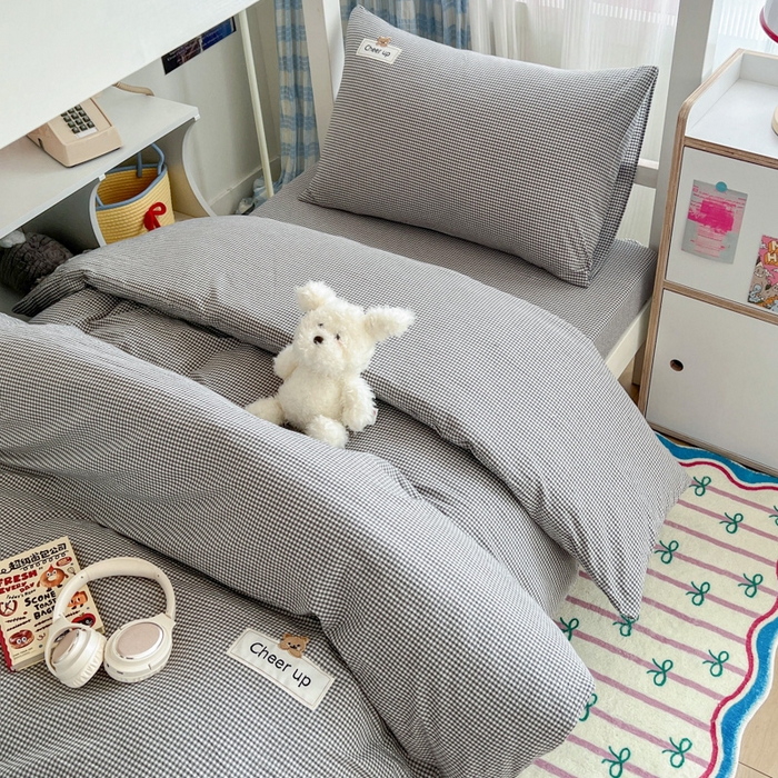 91家纺网 家纺一手货源 找家纺 佳笠家居 2025新款kimi熊系列A类宿舍全棉纯棉色织水洗棉学生三件套 灰小格