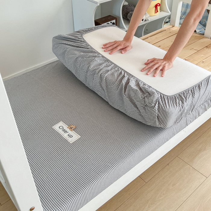 91家纺网 家纺一手货源 找家纺 佳笠家居 2025新款kimi熊系列A类宿舍全棉纯棉色织水洗棉学生三件套 灰小格