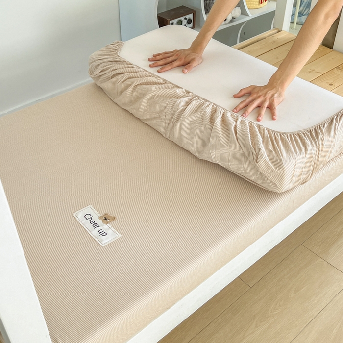 91家纺网 家纺一手货源 找家纺 佳笠家居 2025新款kimi熊系列A类宿舍全棉纯棉色织水洗棉学生三件套 卡其小条