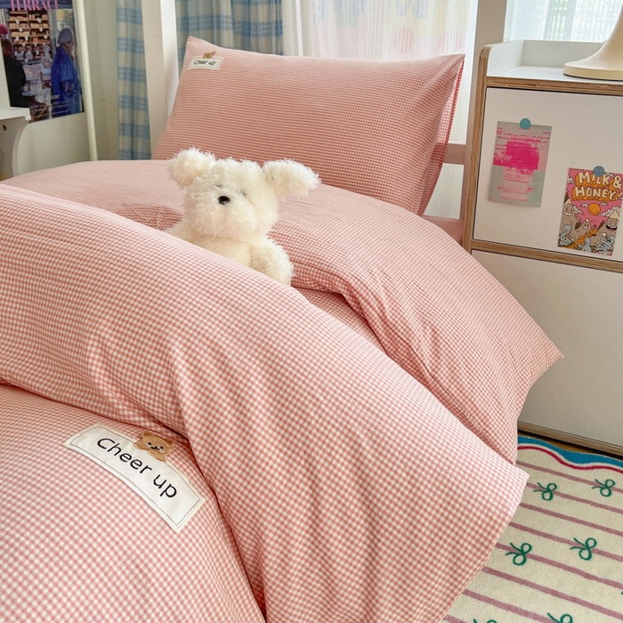 91家纺网 家纺一手货源 找家纺 佳笠家居 2025新款kimi熊系列A类宿舍全棉纯棉色织水洗棉床笠单床笠床笠单件 粉红小格