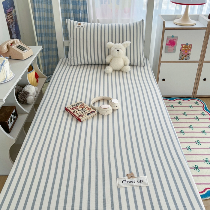 91家纺网 家纺一手货源 找家纺 佳笠家居 2025新款kimi熊系列A类宿舍全棉纯棉色织水洗棉学生三件套 野原-蓝