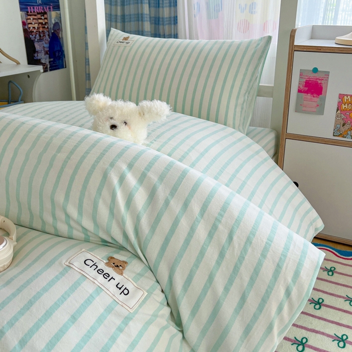 91家纺网 家纺一手货源 找家纺 佳笠家居 2025新款kimi熊系列A类宿舍全棉纯棉色织水洗棉学生三件套 野原-绿