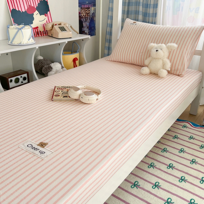 91家纺网 家纺一手货源 找家纺 佳笠家居 2025新款kimi熊系列A类宿舍全棉纯棉色织水洗棉学生三件套 幽径-粉