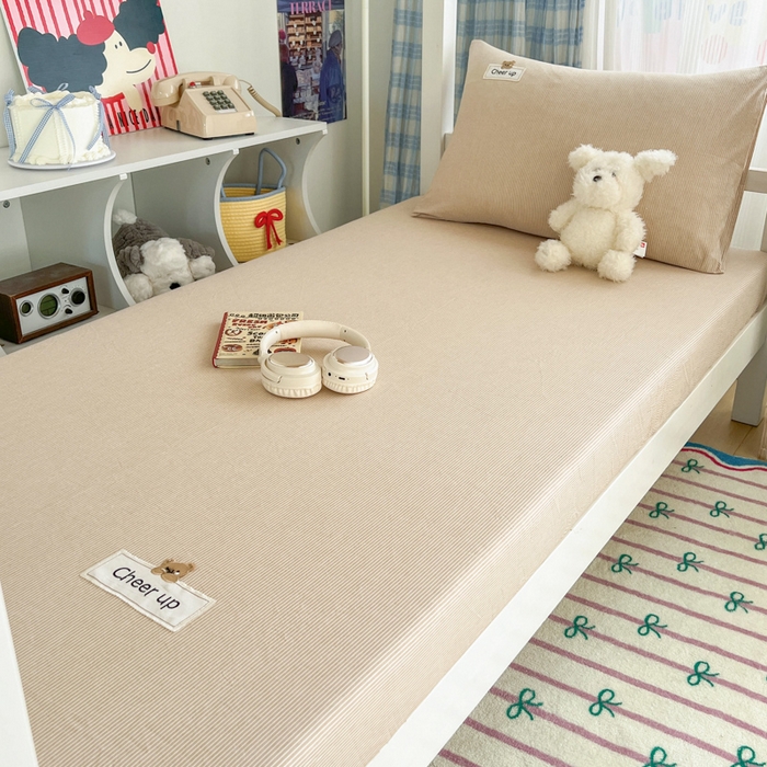 91家纺网 家纺一手货源 找家纺 佳笠家居 2025新款kimi熊系列A类宿舍全棉纯棉色织水洗棉床笠单床笠床笠单件 卡其小条