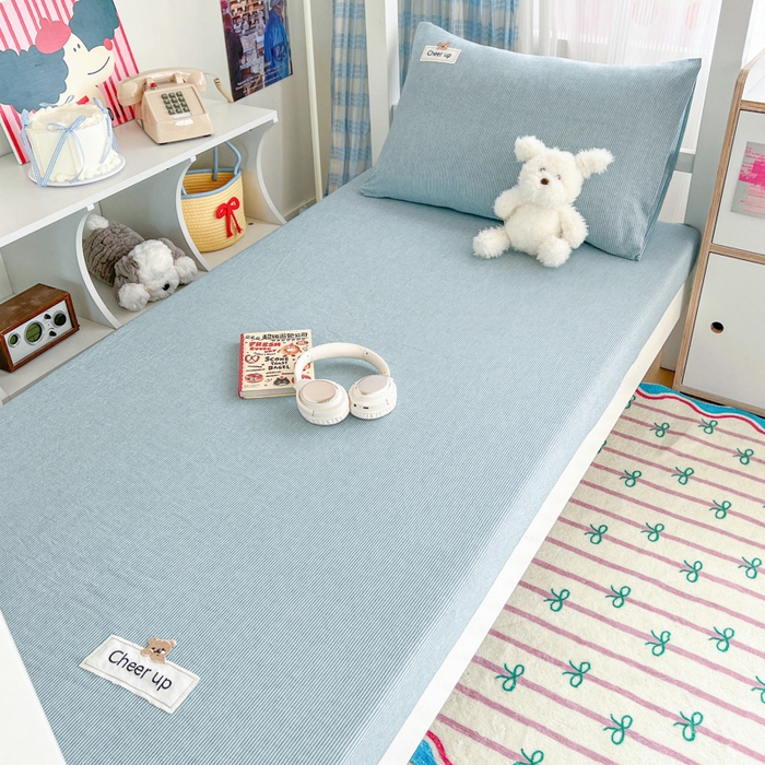 91家纺网 家纺一手货源 找家纺 佳笠家居 2025新款kimi熊系列A类宿舍全棉纯棉色织水洗棉学生三件套 丈兰小条