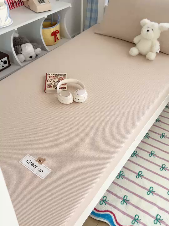 91家纺网 家纺一手货源 找家纺 佳笠家居 2025新款kimi熊系列A类宿舍全棉纯棉色织水洗棉学生三件套 卡其小条