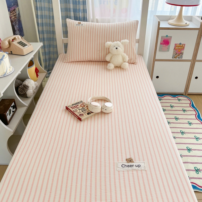 91家纺网 家纺一手货源 找家纺 佳笠家居 2025新款kimi熊系列A类宿舍全棉纯棉色织水洗棉床笠单床笠床笠单件 幽径-粉