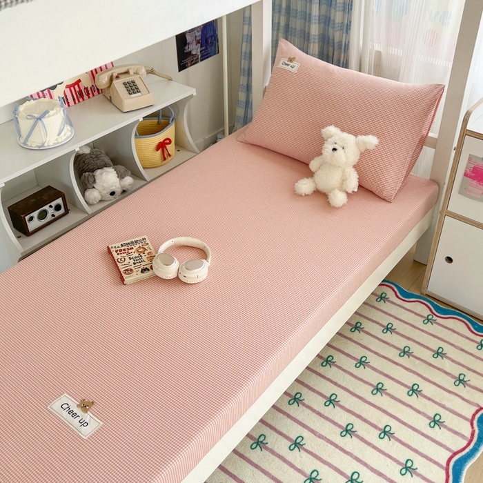 91家纺网 家纺一手货源 找家纺 佳笠家居 2025新款kimi熊系列A类宿舍全棉纯棉色织水洗棉被套单被套被套单件 粉红小格